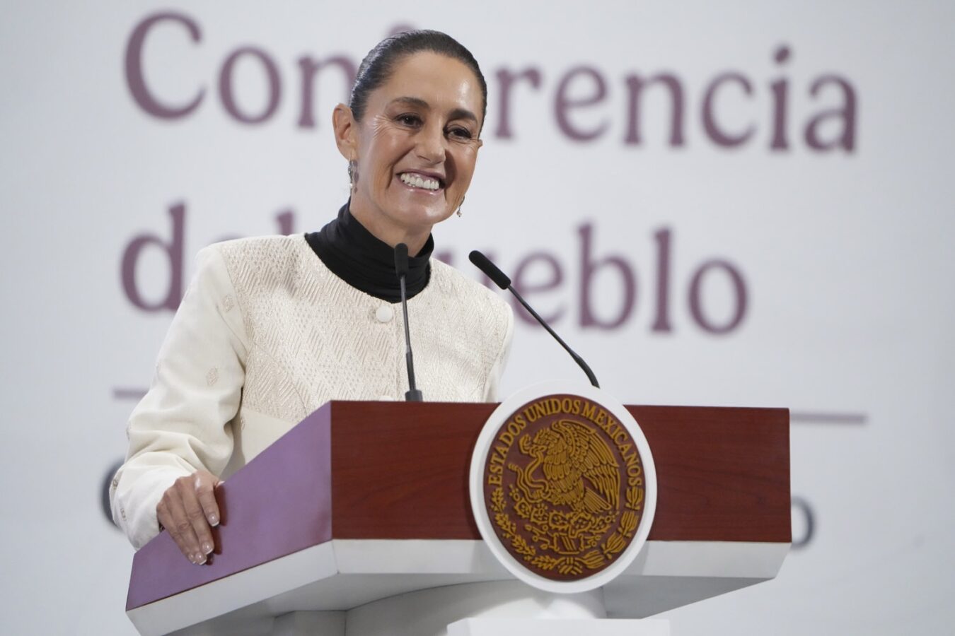 Pide Sheinbaum no cobrar a Pemex a través de coyotes