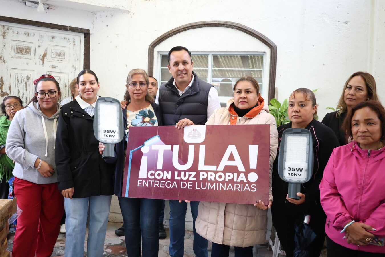 Alcalde de Tula entrega apoyos de luminarias y cemento