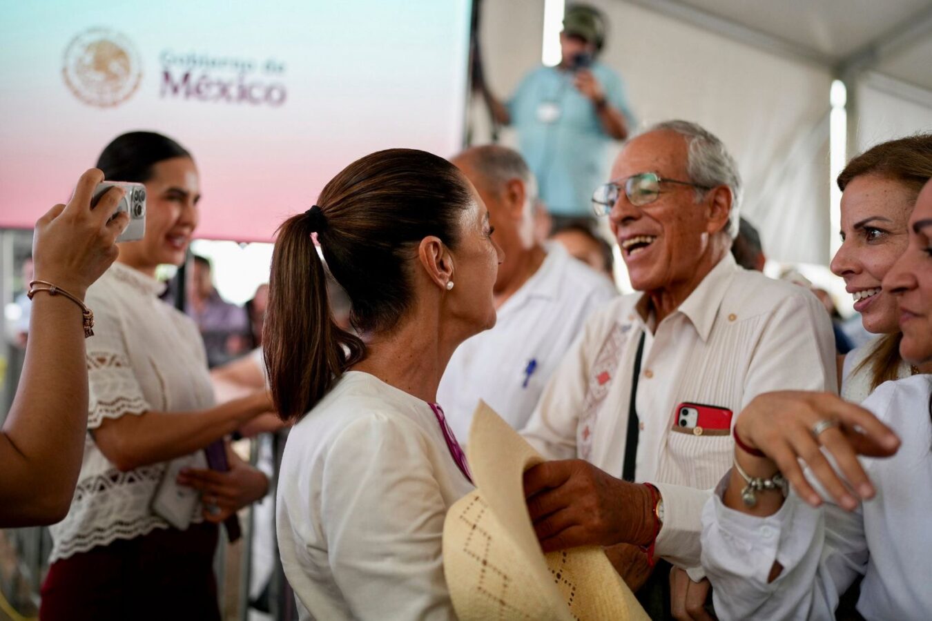 Claudia Sheinbaum da banderazo de salida a la construcción de puentes vehiculares