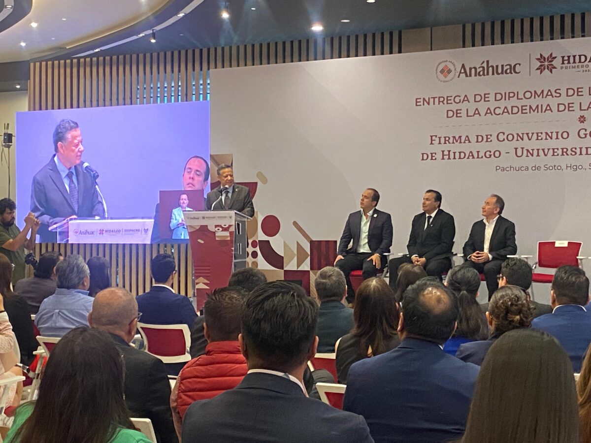 Entrega Menchaca reconocimientos de la “Academia de la Transformación”.