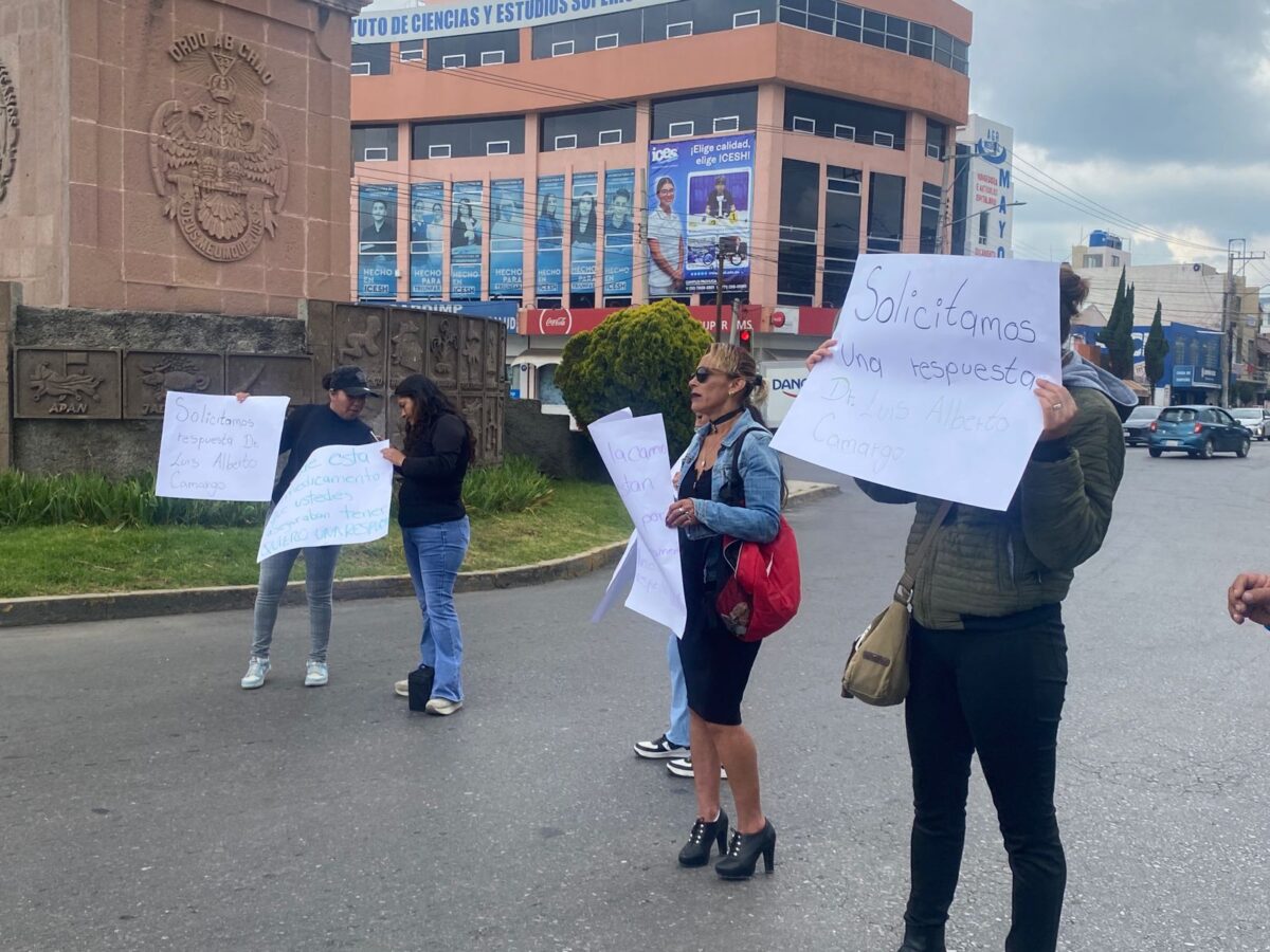 Por falta de atención y medicamentos en el IMSS, bloquean Glorieta. 