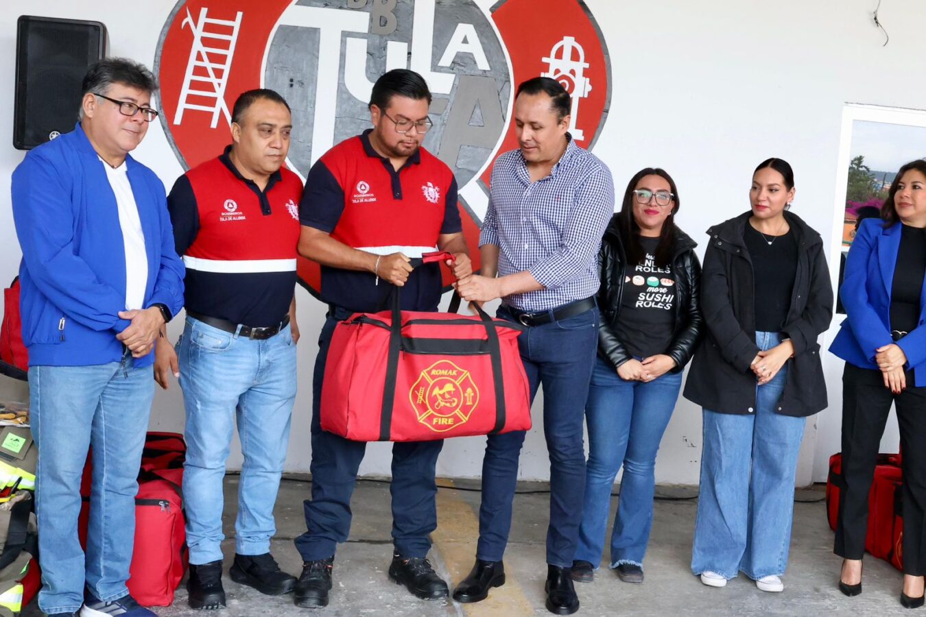 Reciben uniformes elementos de Protección Civil y Bomberos de Tula de Allende