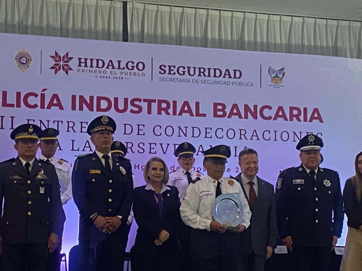 Condecoran a elementos de la Policía Bancaria.