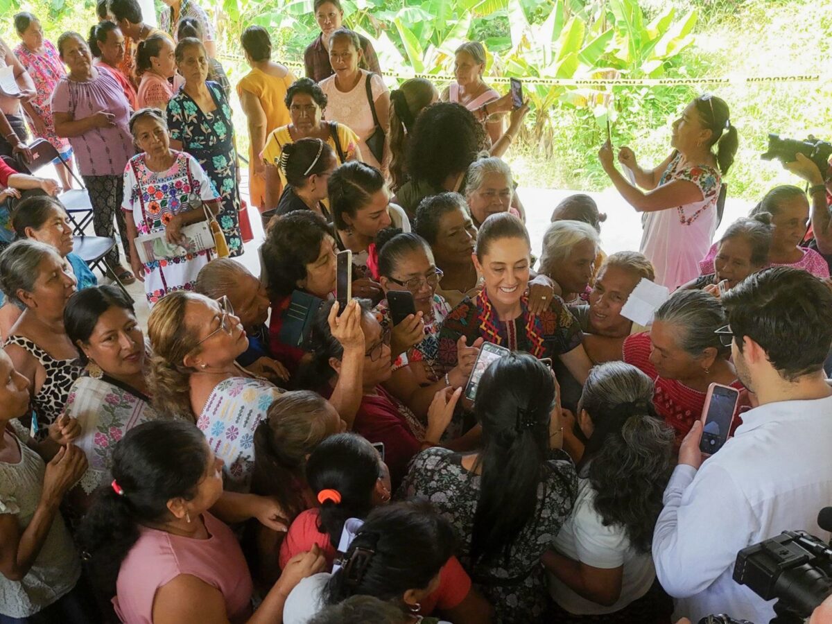 Entrega Sheinbaum créditos a la palabra a mujeres artesanas.