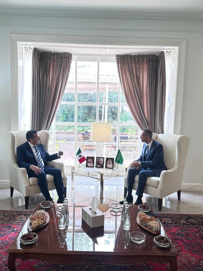 Acuerdan Crespo y embajador de Arabia en México cooperación parlamentaria.