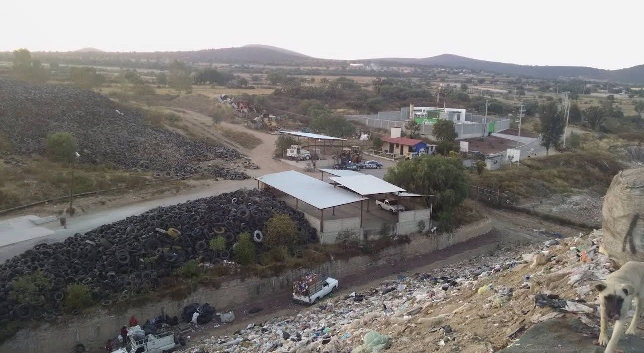 Bloquean relleno sanitario en Pachuca por falta de pago. 