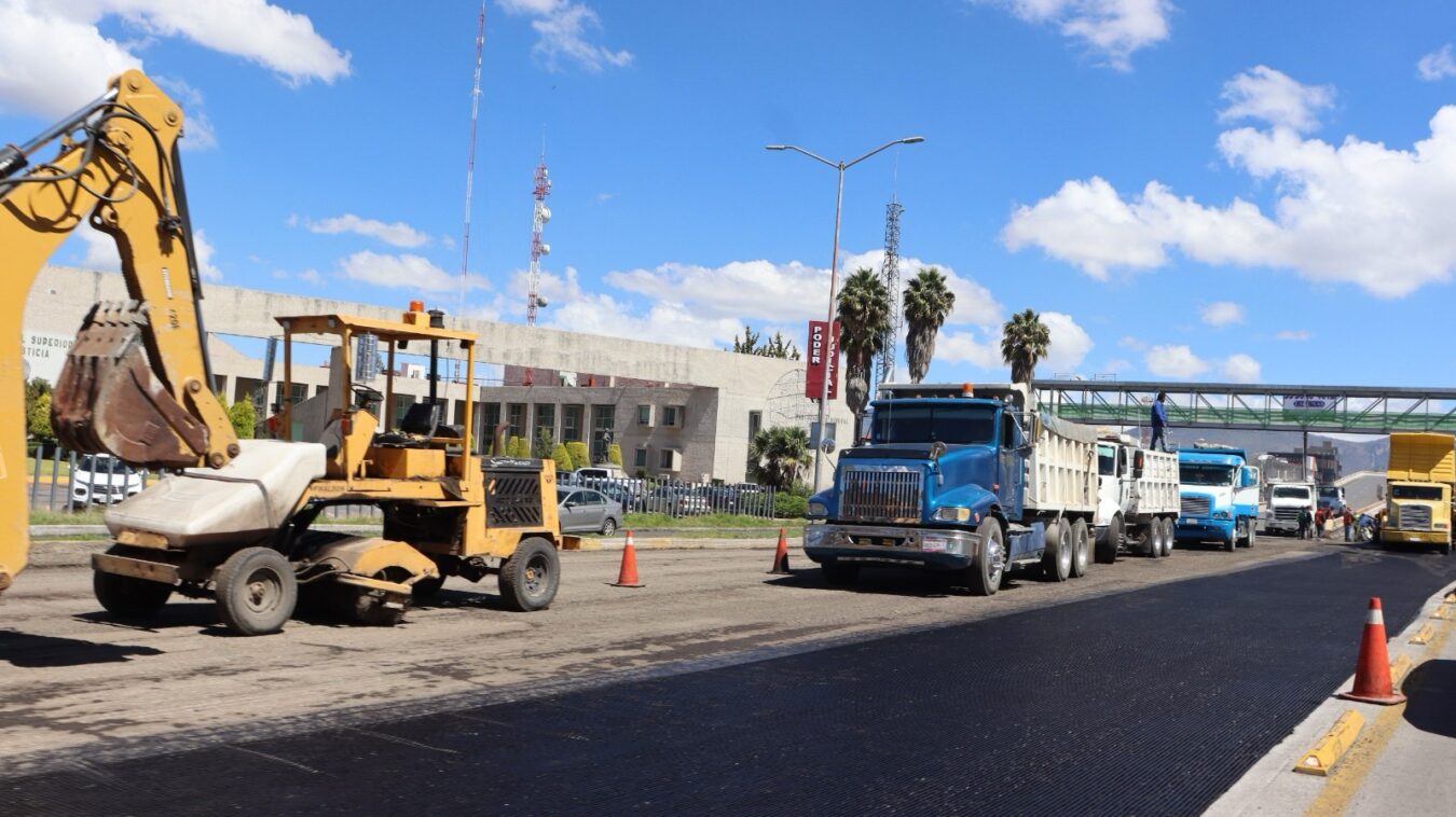 Trabajos de pavimentación en Avenida Universidad y Bulevar Felipe Ángeles