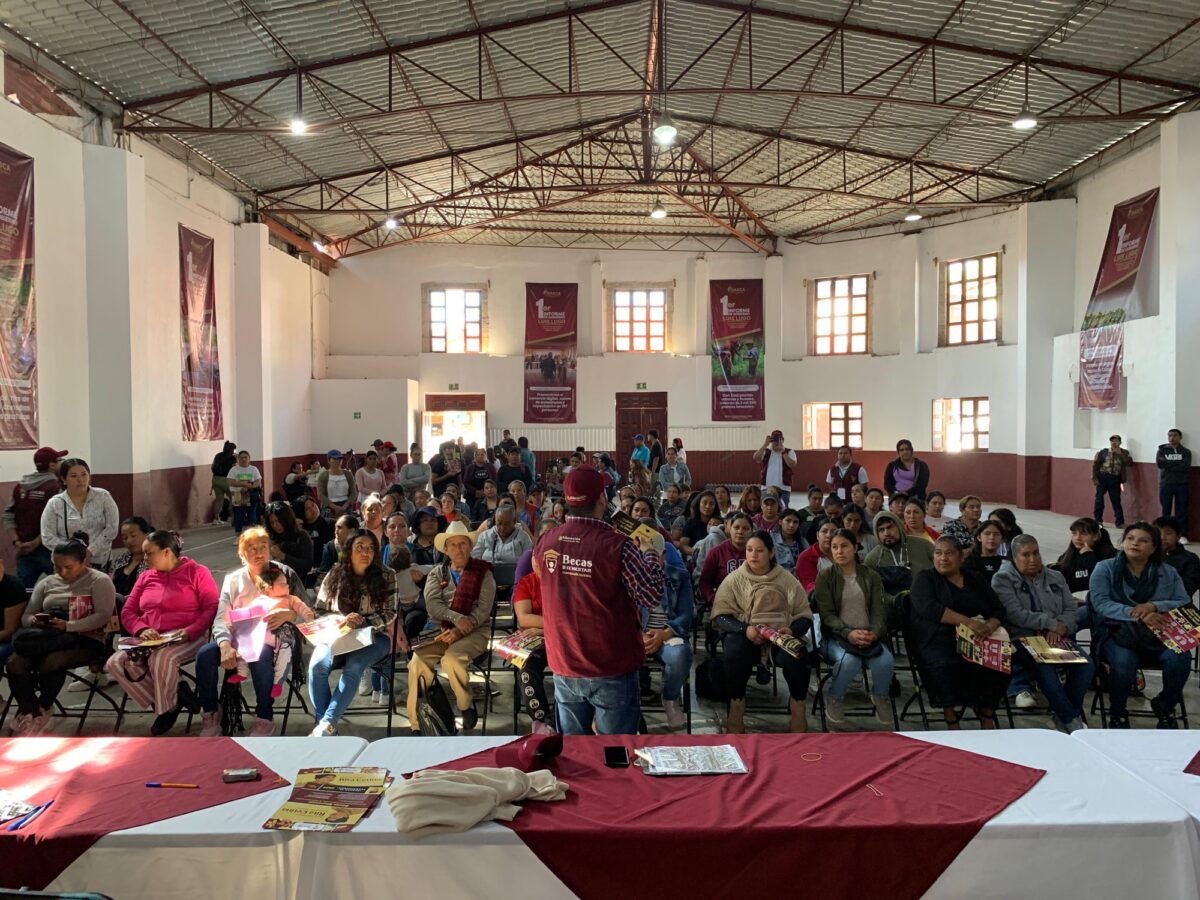 Imparten plática a beneficiarios de la beca “Rita Cetina”