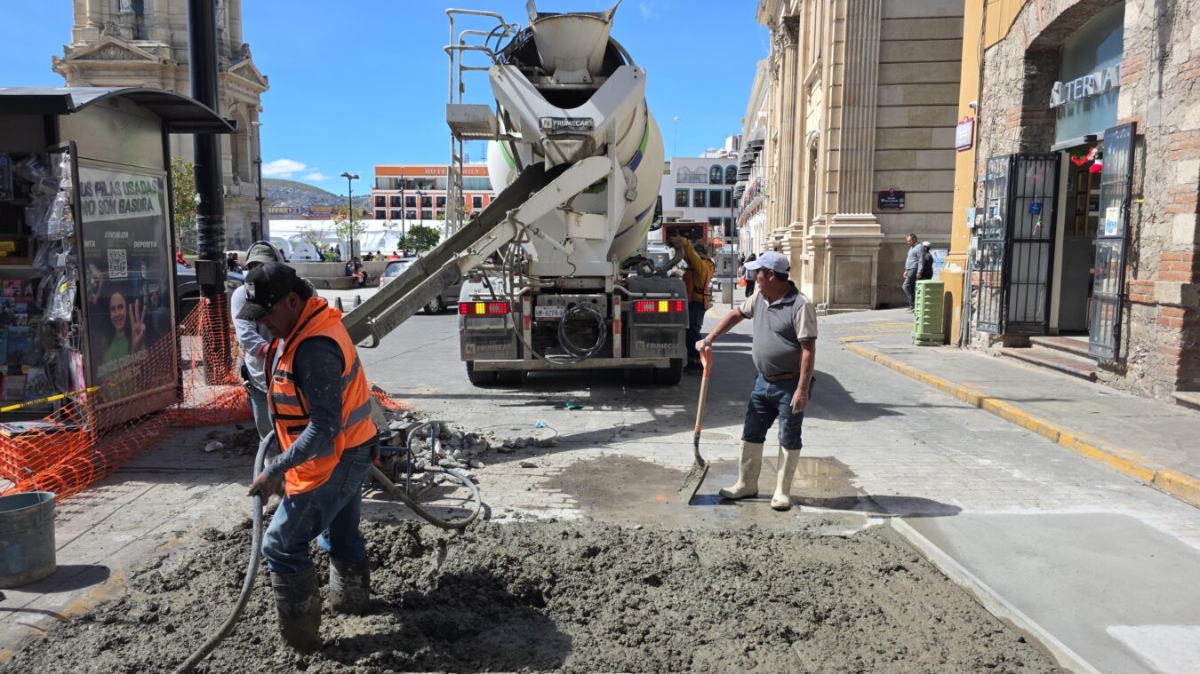Continúan trabajos de rehabilitación vial en el centro de Pachuca