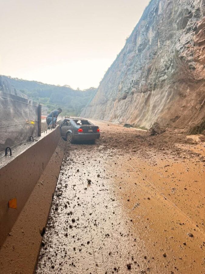 ¡Otra vez! Derrumbe en la carretera Real del Monte Huasca.