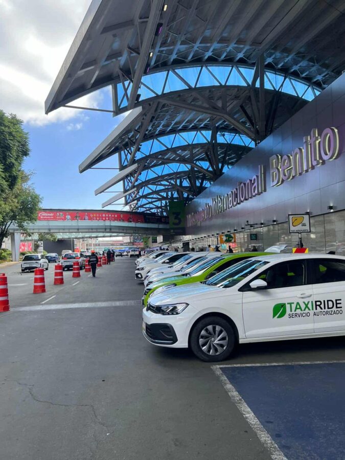 Taxistas piden revisar administración de la Marina en el AICM.