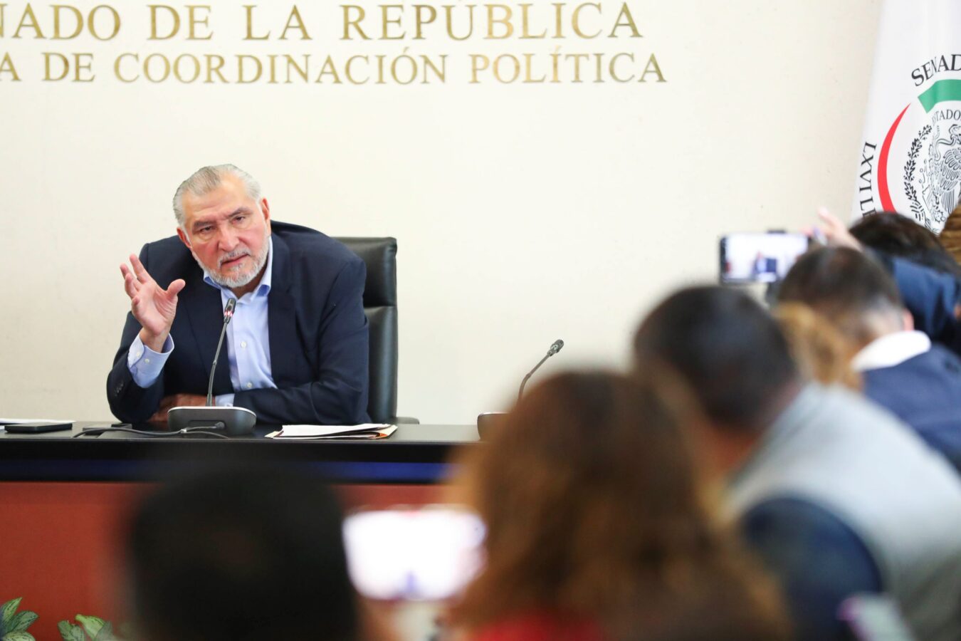Con “herencias” y “contrataciones” Adán López ganó 79 mdp ¡en dos años!