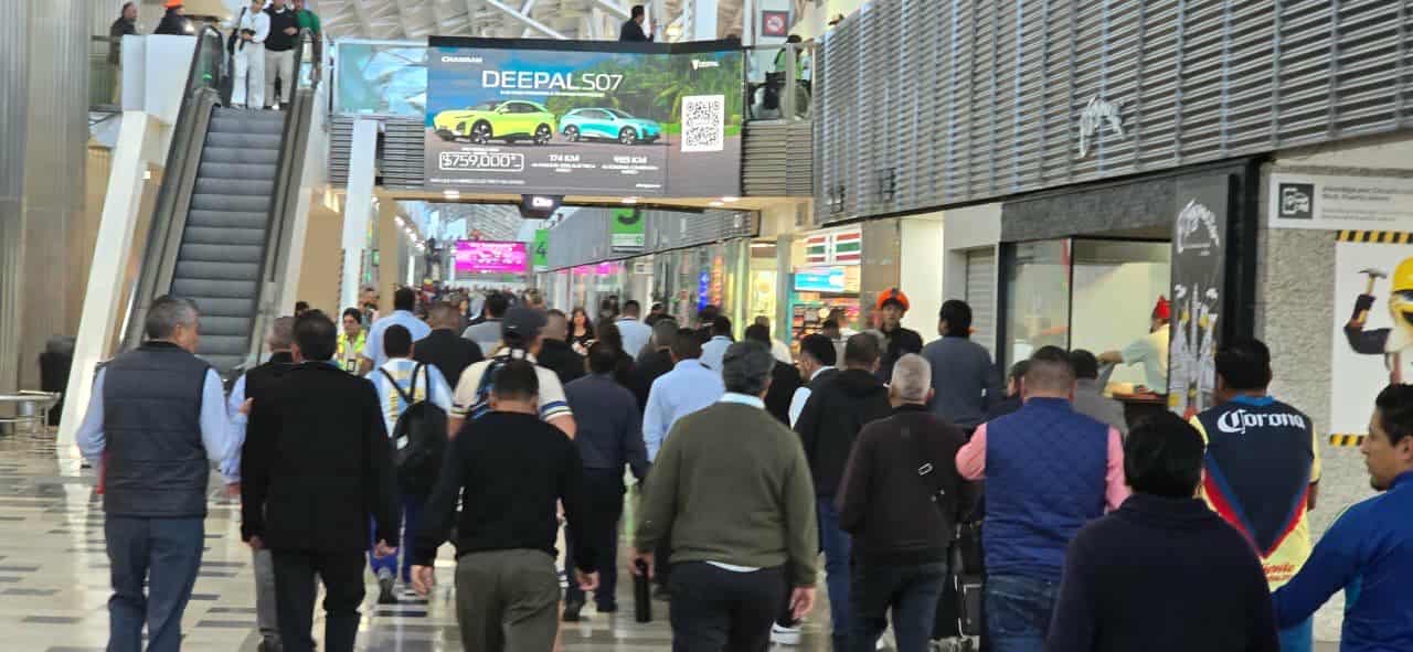 Permisionarios de taxis del AICM exigen destitución de funcionario.