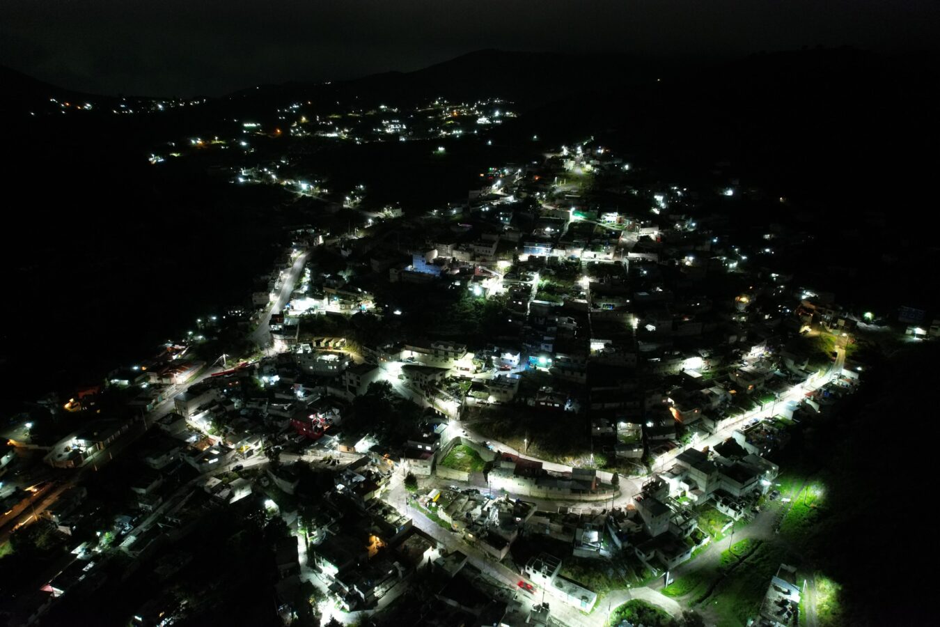 Rehabilitan sistema de alumbrado en el barrio La Camelia