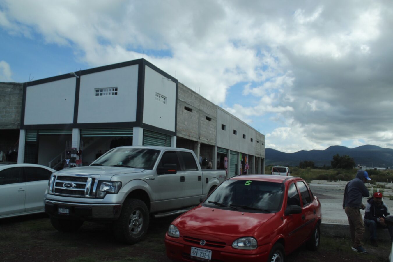 Inaugura alcaldesa de Santiago Tulantepec tianguis de autos en la Plaza Textil Metropolitana