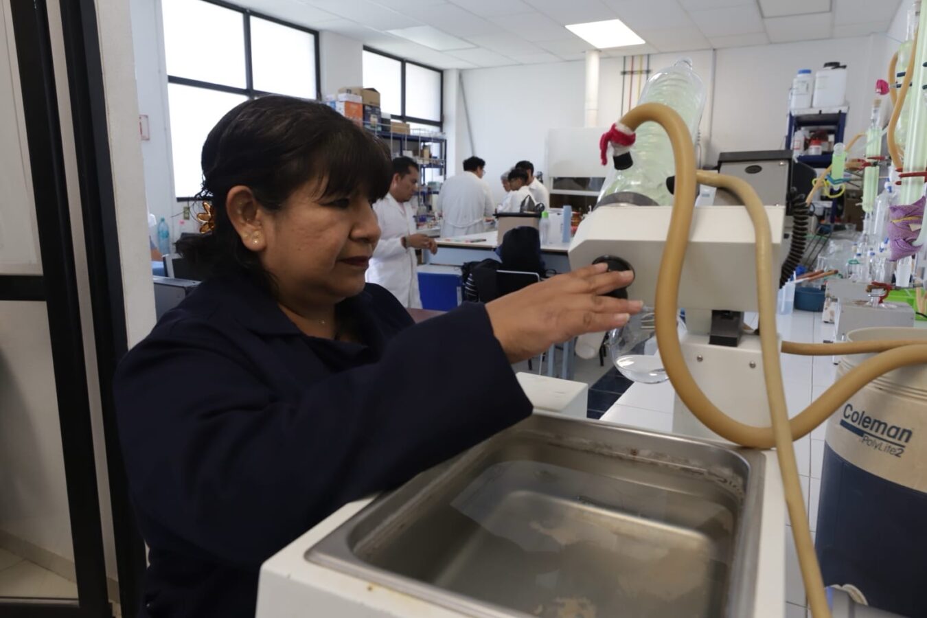 Investigadora de la UAEH transforma lirio en plástico biodegradable 