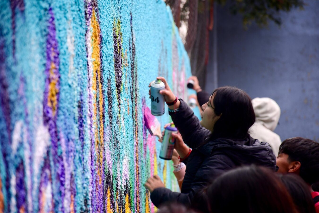 Jóvenes pintan murales y recuperan espacios públicos 