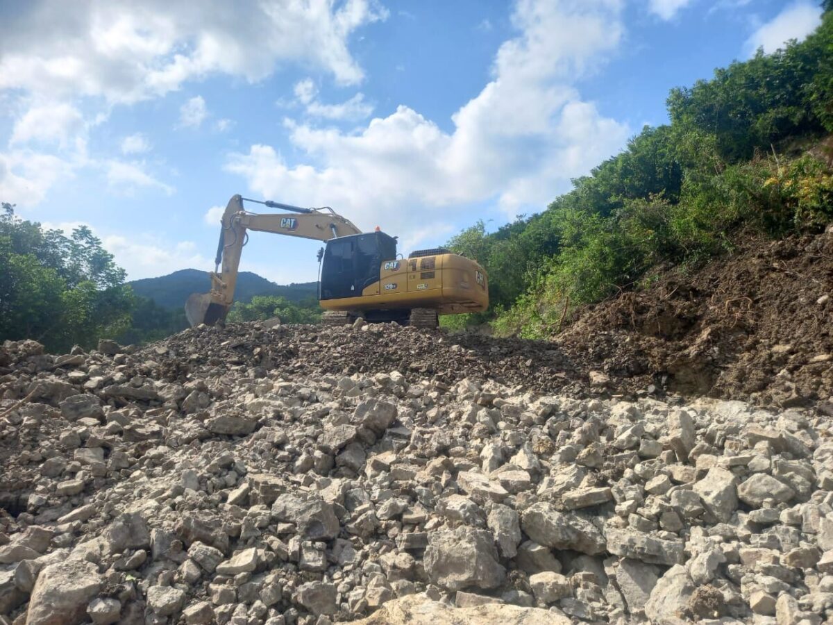 Retiran derrumbes en municipios de la Sierra Alta de Hidalgo