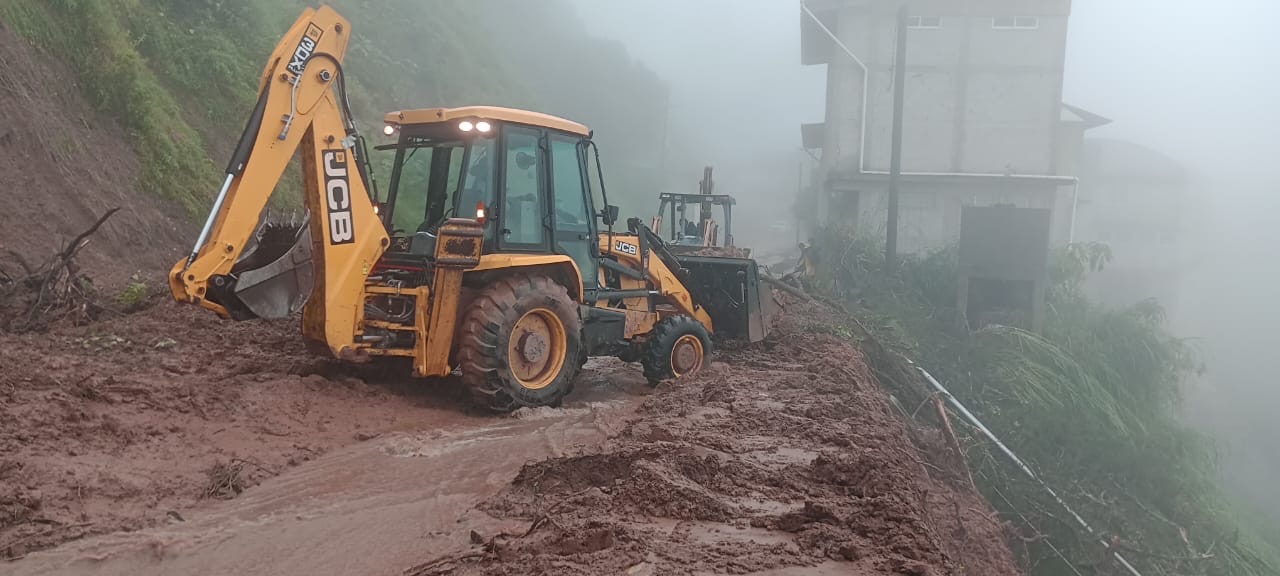 Reparan 97 caminos afectados por deslaves, en Hidalgo