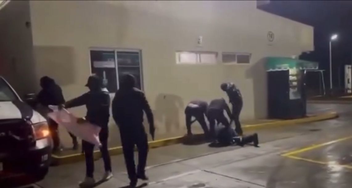 Hombres armados someten a policía, dejan mensaje contra alcaldesa.