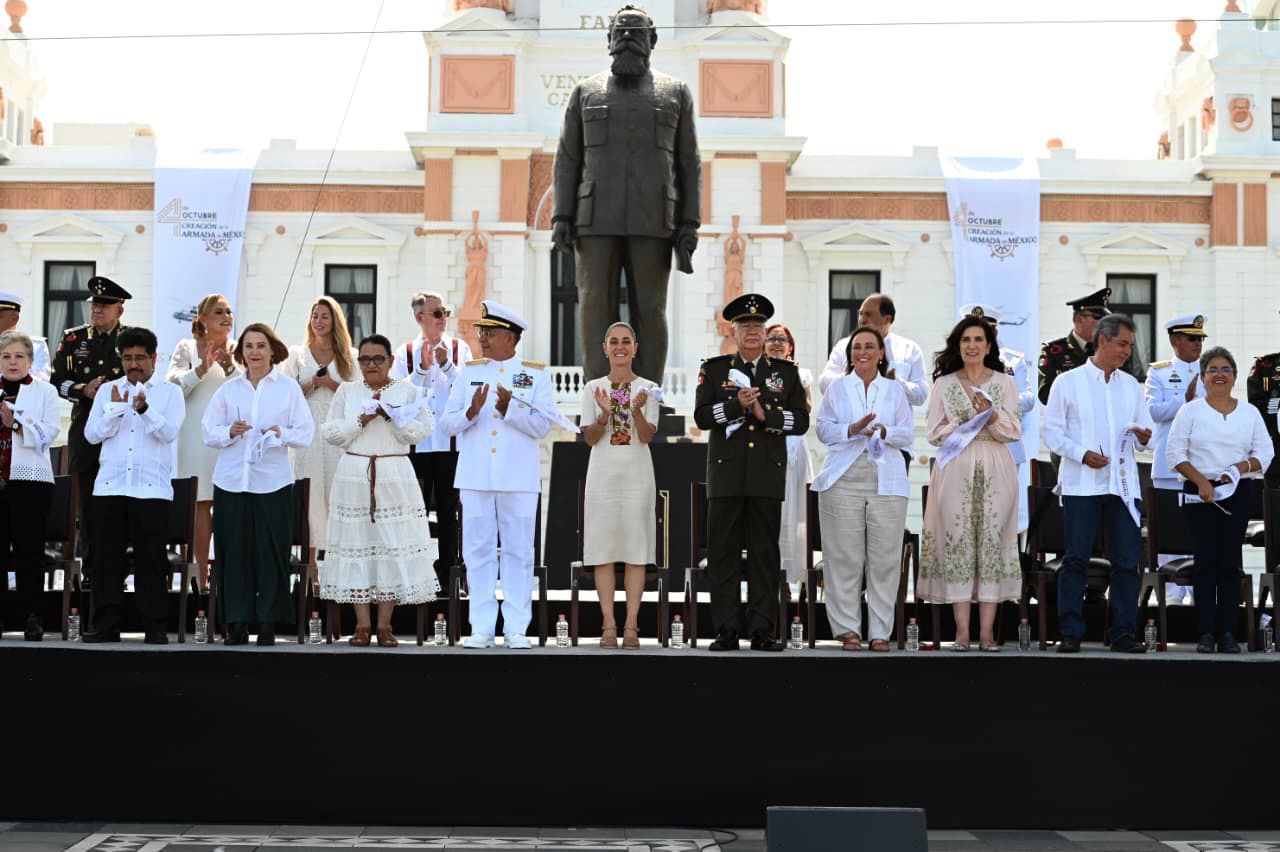 En medio de la tormenta, conmemora Sheinbaum 204 aniversario de la Armada de México.