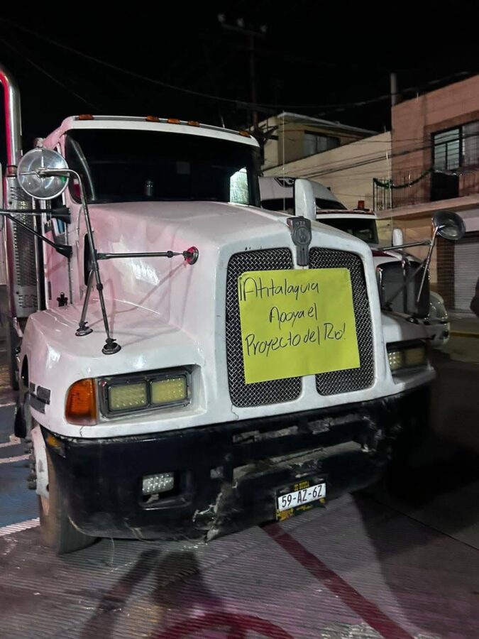 Bloquean transportistas centro de Aqtitalaquia.