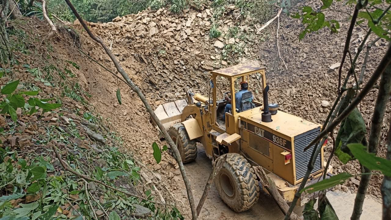 Continúa SIPDUS operativo para rehabilitar caminos afectados.