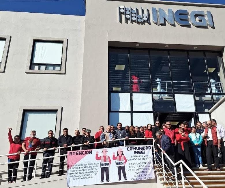 Protestan trabajadores del INEGI en Pachuca