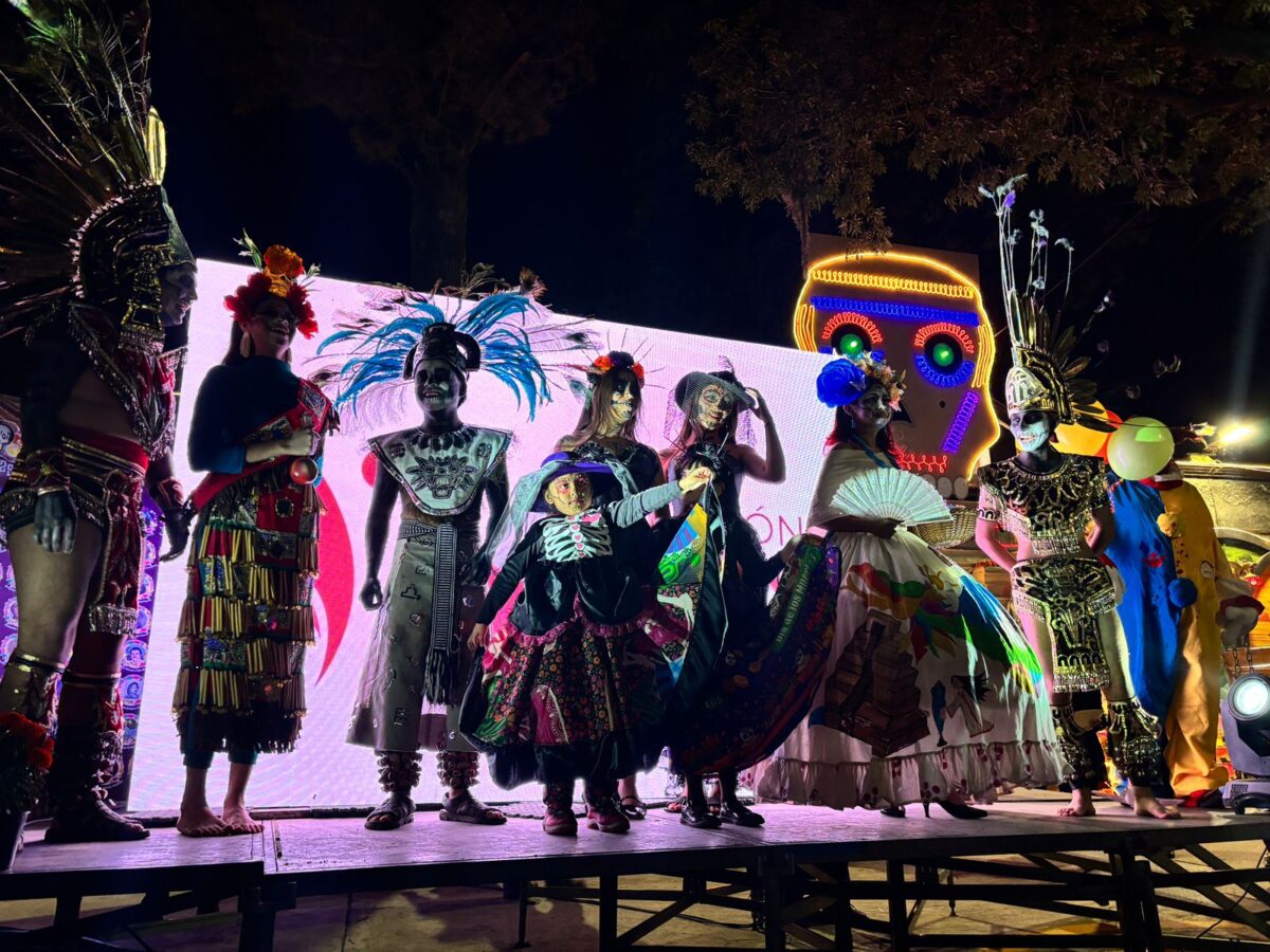 Celebran tradiciones en el Panteón San Miguel en Tulancingo