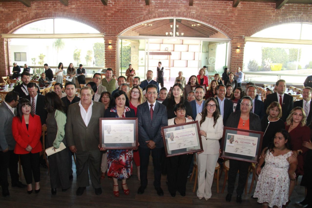 Reconoce Mineral de la Reforma trayectorias al servicio educativo