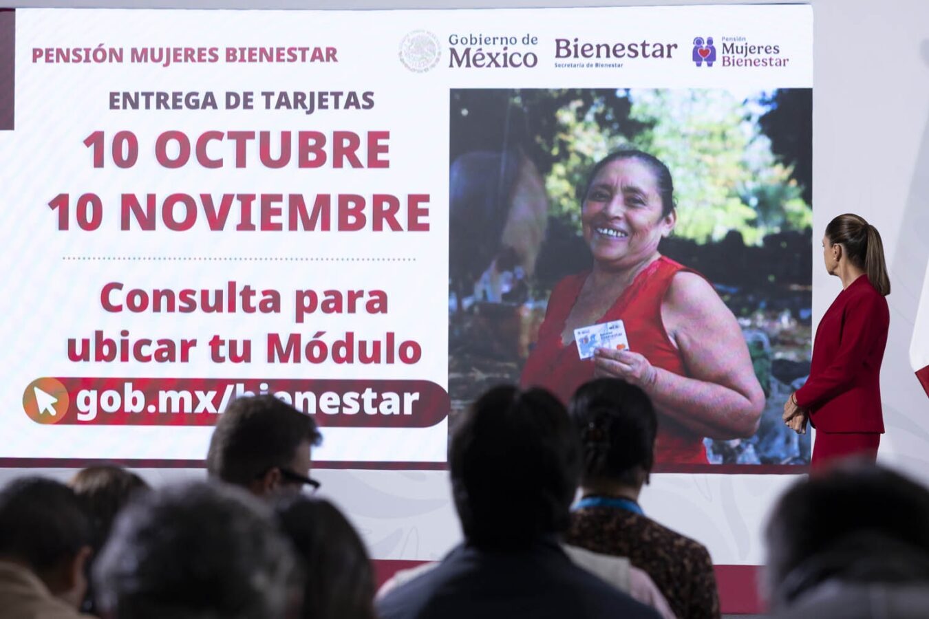 Entregan tarjetas de la pensión Mujeres Bienestar  