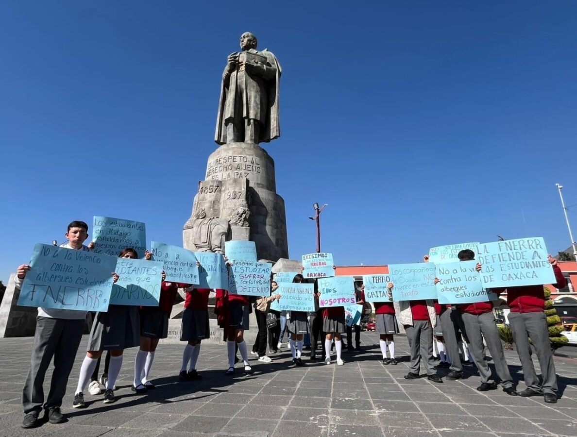 Protestan estudiantes hidalguenses en solidaridad con alumnos oaxaqueños desalojados de albergue