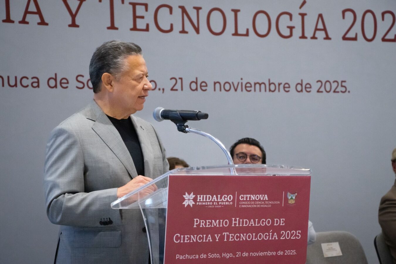 Julio Menchaca entrega el Premio Hidalgo de Ciencia y Tecnología 2025