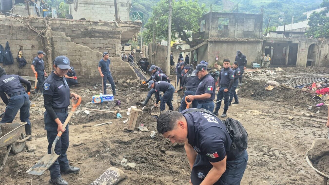Inician limpieza y remoción de lodo en la colonia Centro de Huehuetla.
