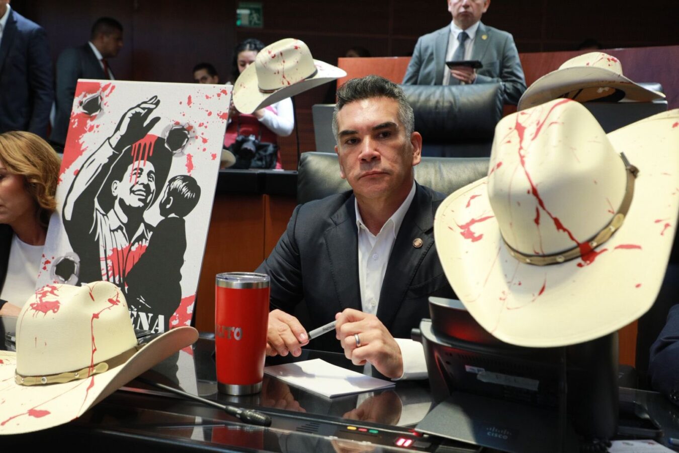 Senadores del PRI protestan con sombreros “ensangrentados”.
