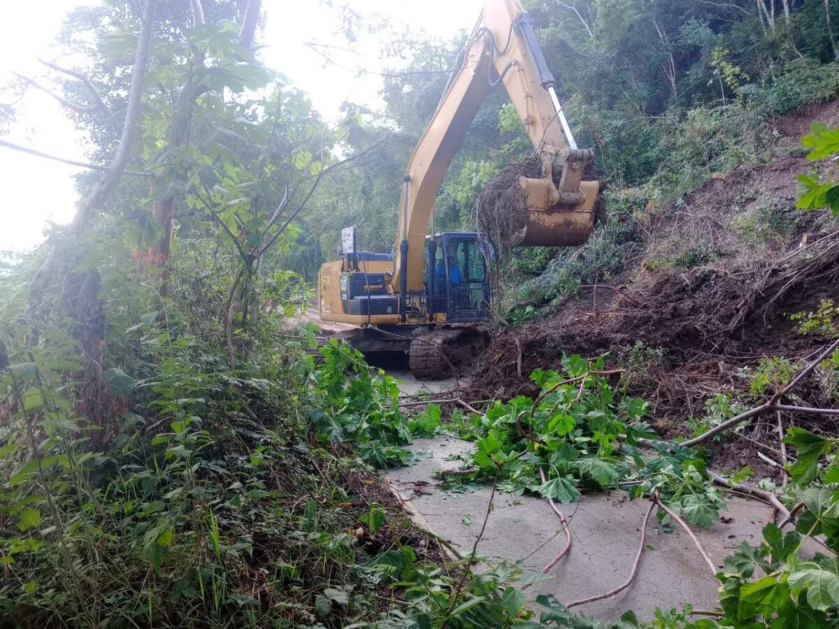 Realizan limpieza y retiro de derrumbes en carreteras afectadas.