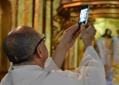 Va Morena por regular a ministros de culto y asociaciones religiosas en redes sociales.