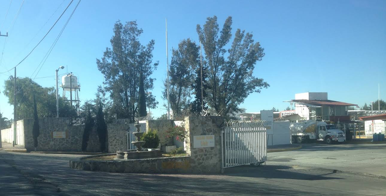 Detienen a funcionario de Pemex por robo de gasolina en la TAR Pachuca.