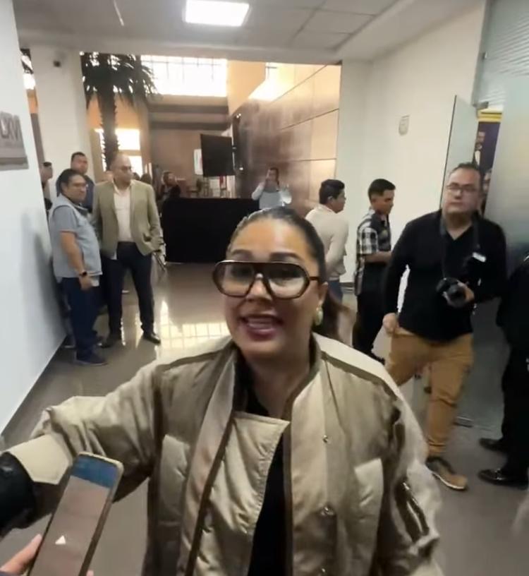 Irrumpe mujer en la comparecencia del Procurador de Hidalgo.