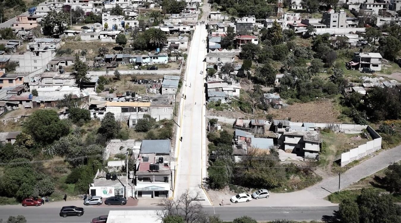 Entrega alcalde de Tepeapulco obra de pavimentación en Los Cides