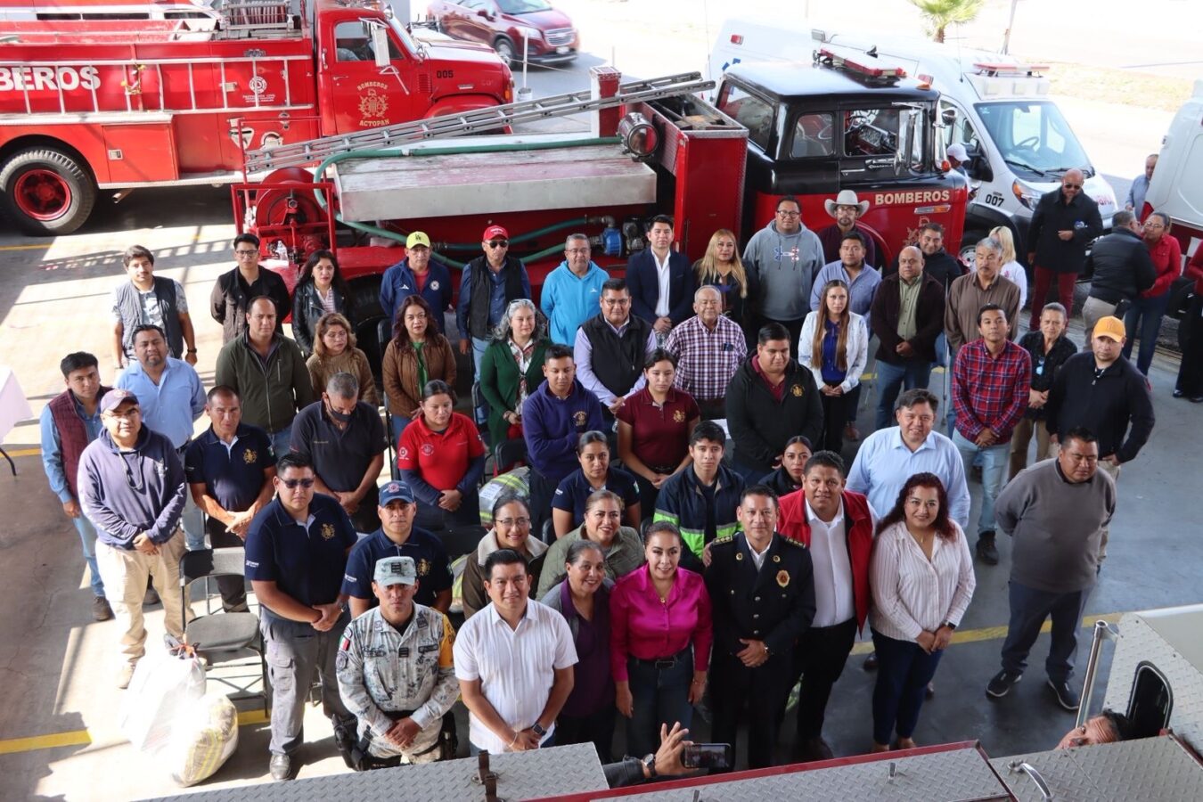 Entrega Imelda Cuellar uniformes a elementos de Protección Civil de Actopan