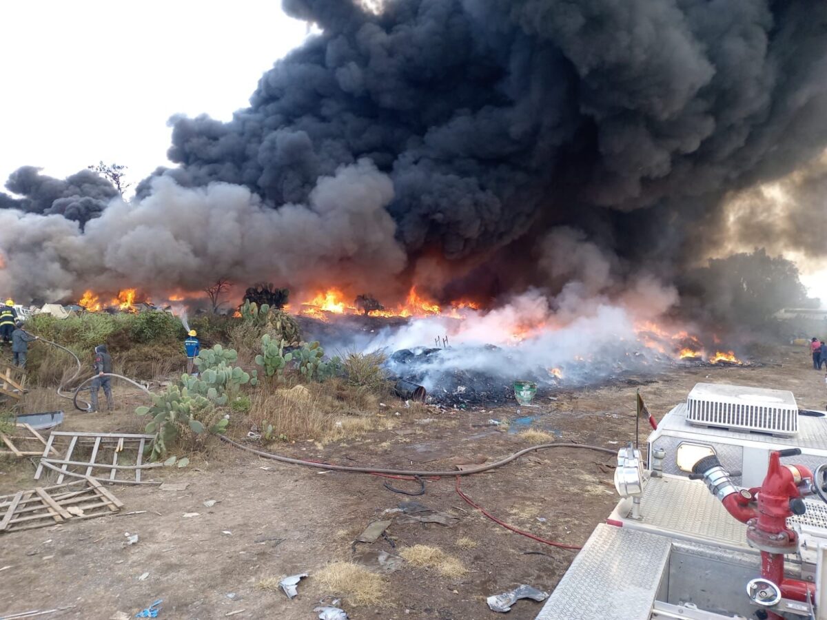 Incendio en bodegas de Estrella Blanca en Mineral de la Reforma