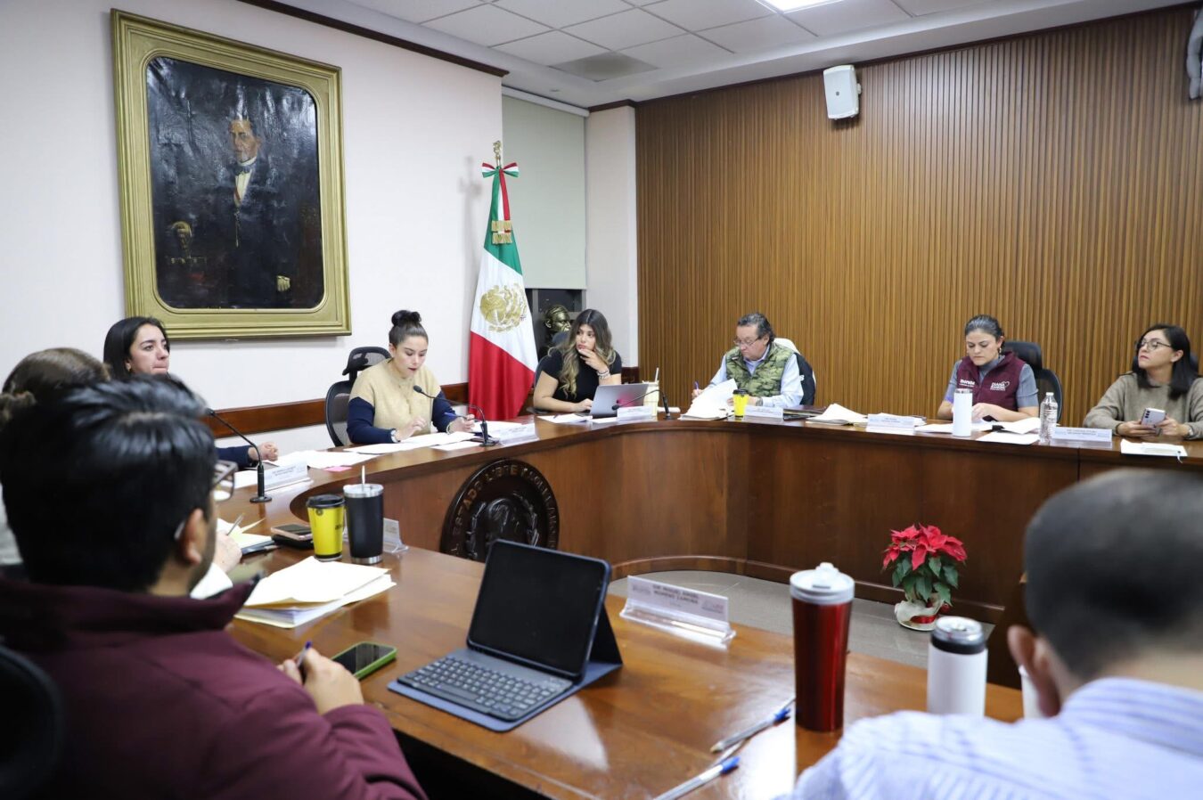 “Bajan” iniciativas de gubernatura femenina y de cinco años.