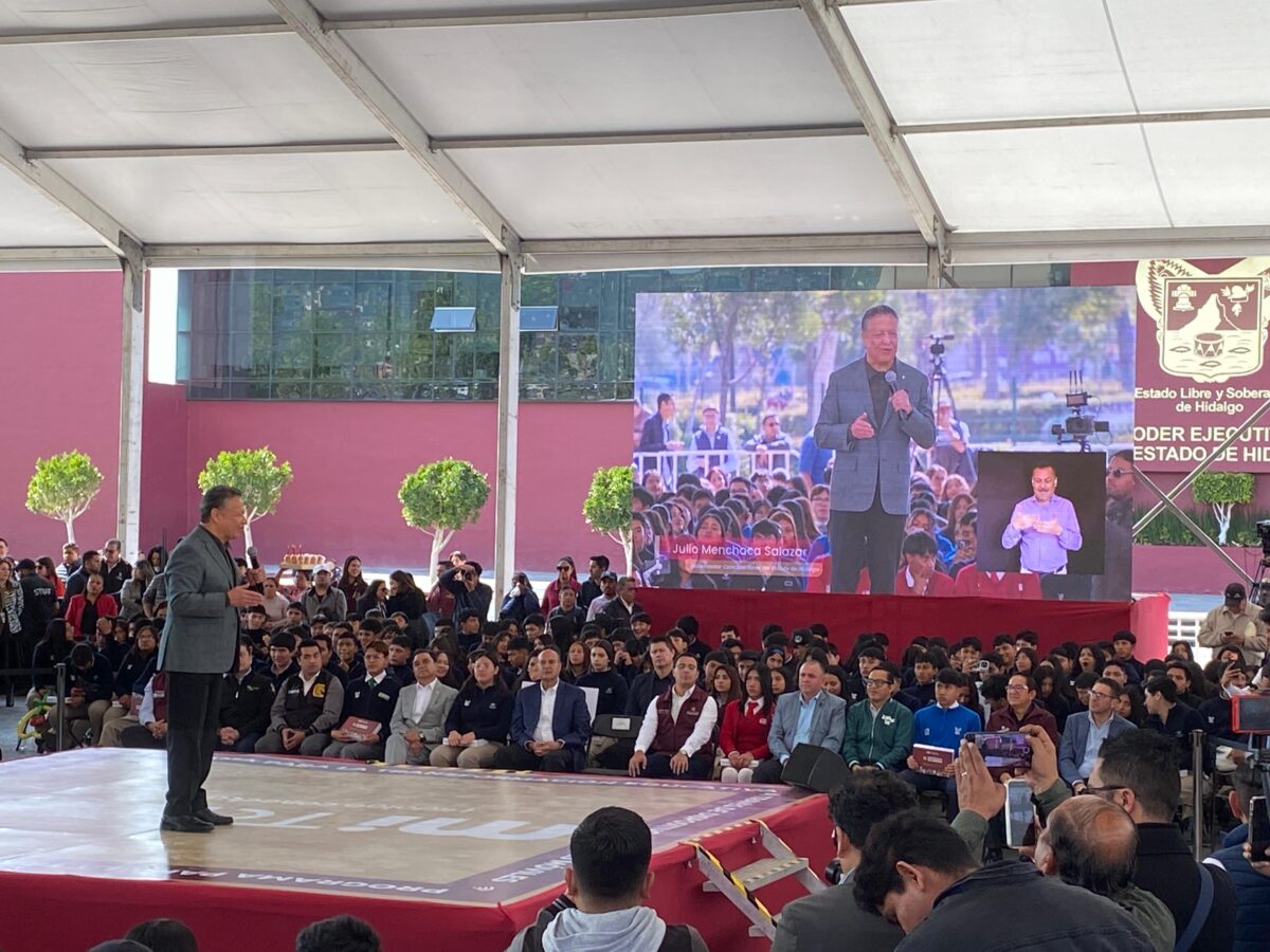 Gobierno de Hidalgo entrega 10 mil tabletas a estudiantes de nivel medio superior