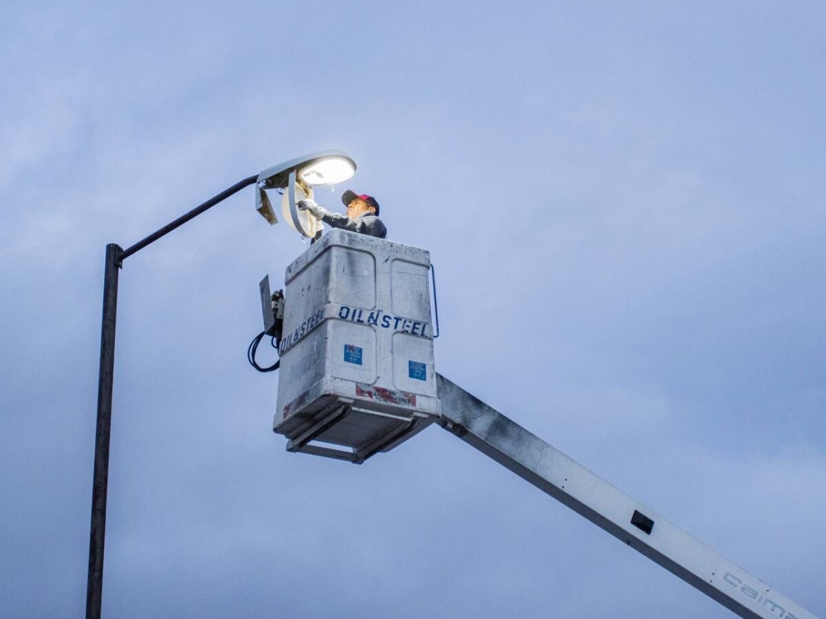 Dan mantenimiento y sustitución de luminarias en Mineral de la Reforma