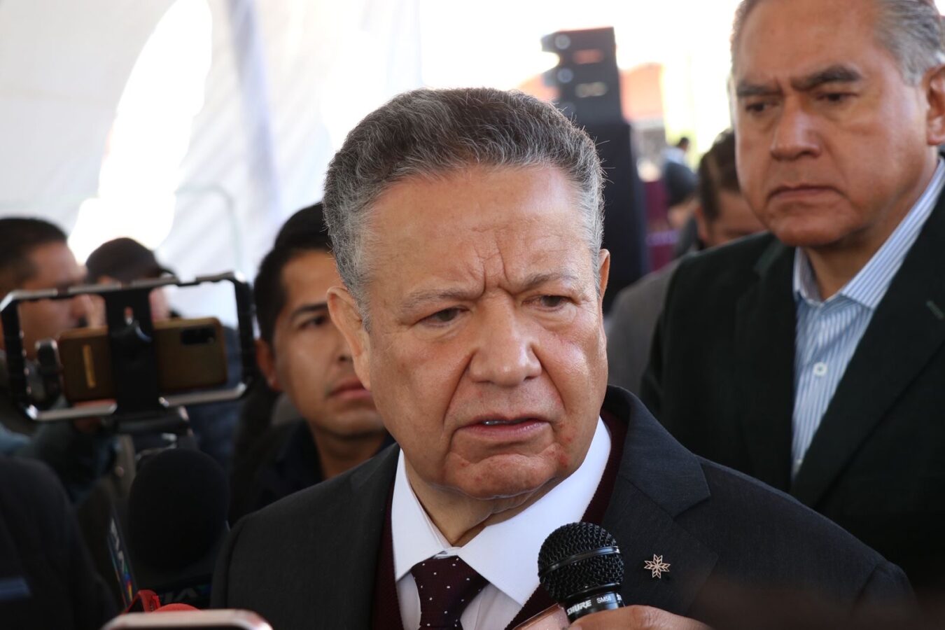 Menchaca cuestiona trato del ICE y liberación de excontralor César RMV. 