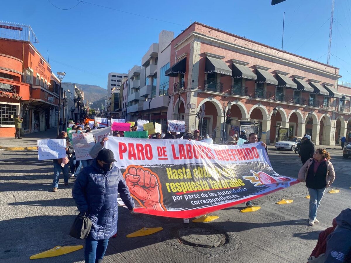 Maestros de CONAFE protestan en Pachuca por condiciones laborales