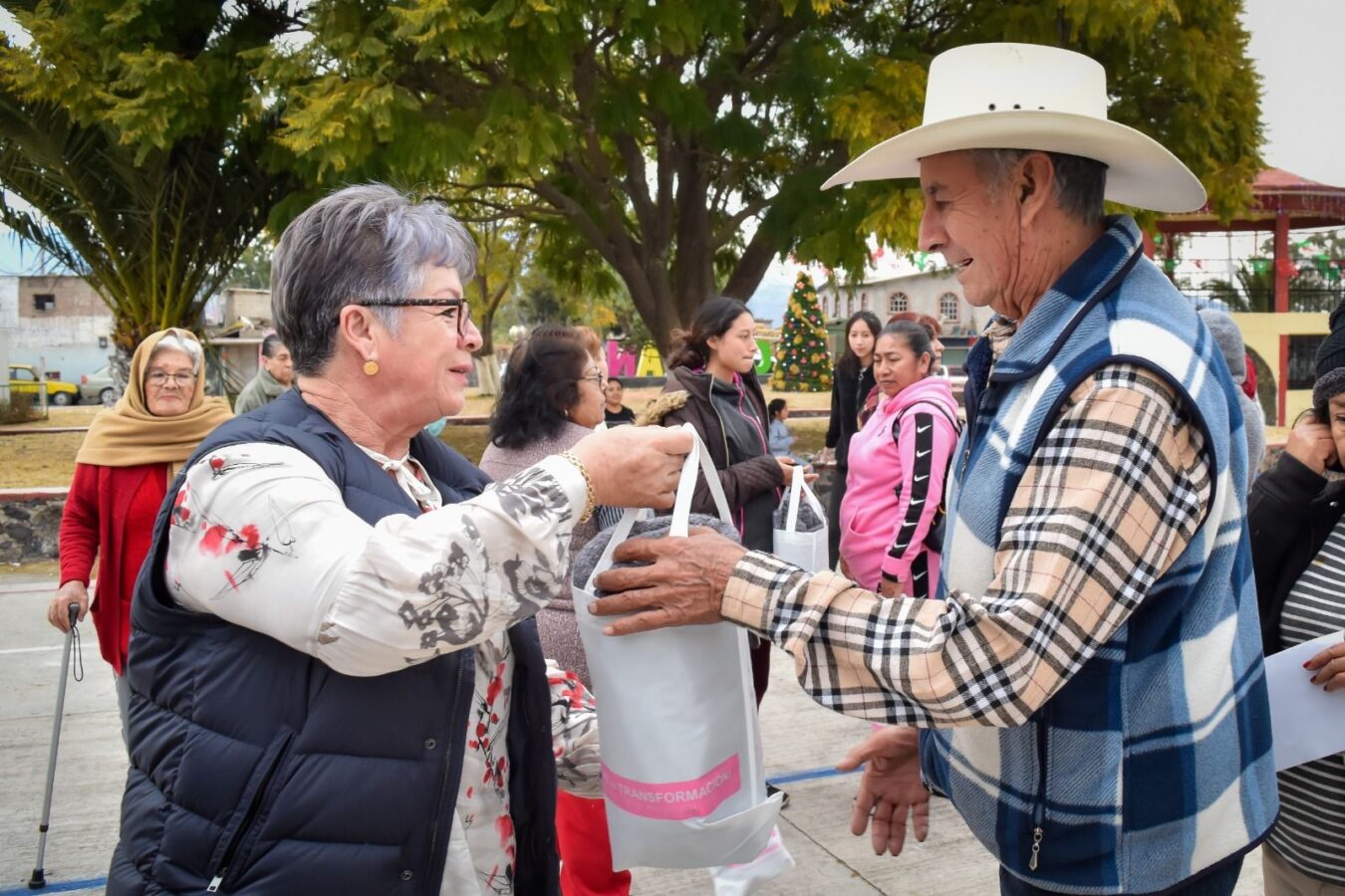 Entrega DIF de Tula más de mil apoyos a familias en localidades vulnerables
