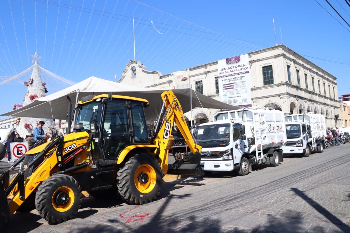 Entrega Imelda Cuéllar dos camiones de basura y una retroexcavadora con ahorros del ejercicio 2025
