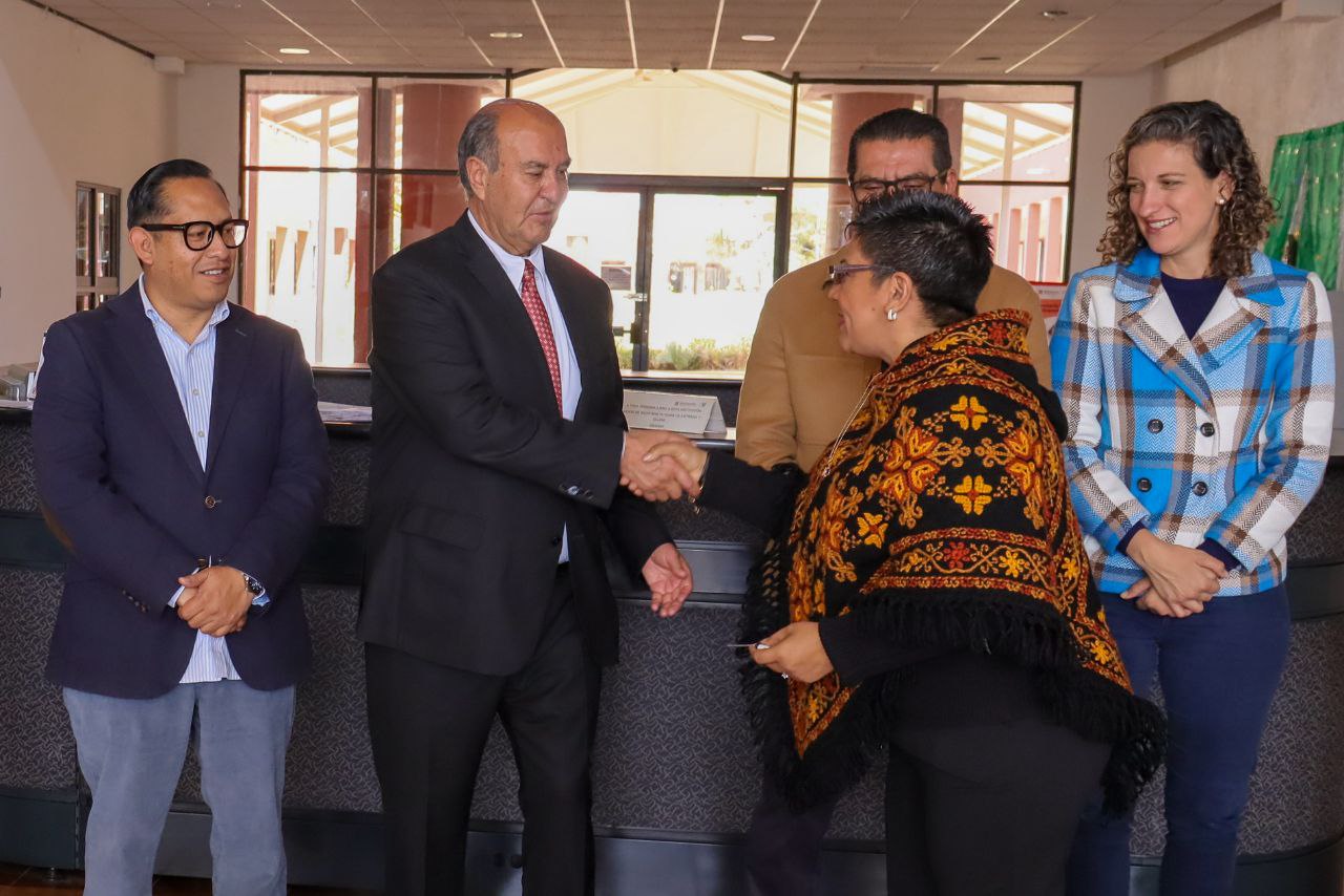 Entrega SEPH vehículos a escuelas normales de Hidalgo